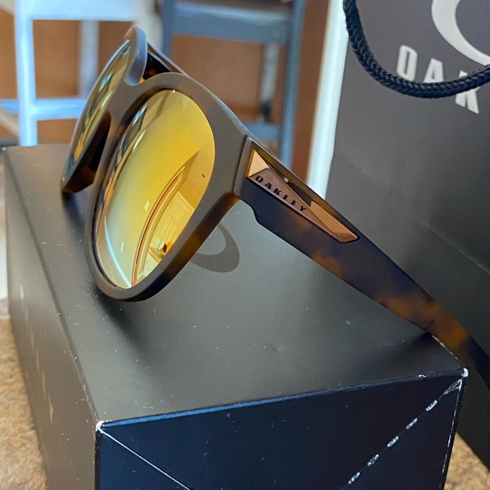 OAKLEY LOW KEY